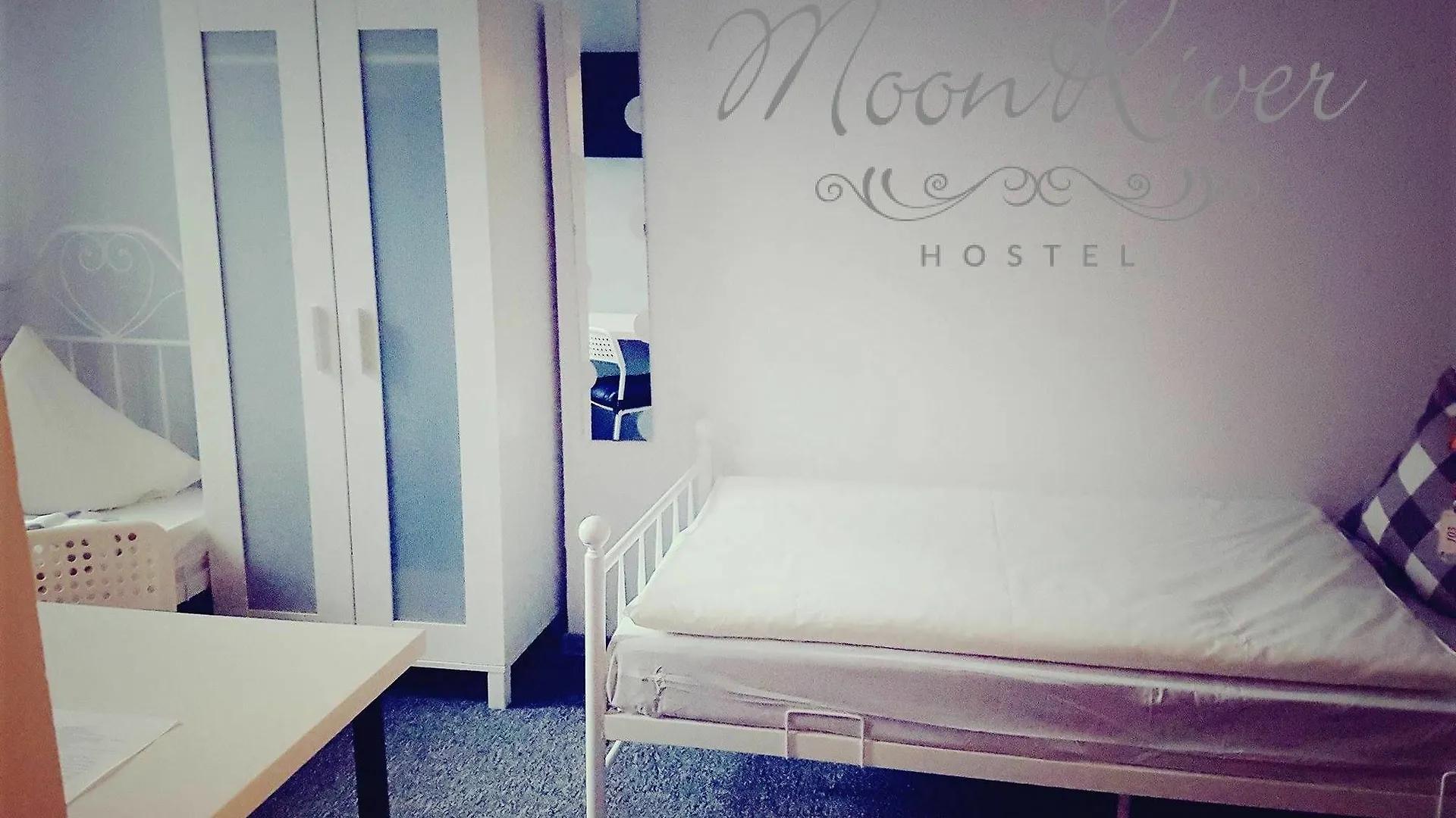 Moonriver Inn Varsó